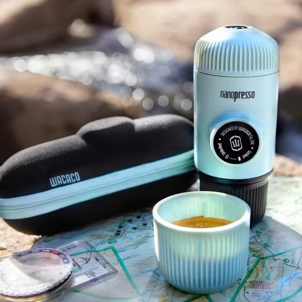 Портативная эспрессо-кофеварка Wacaco Nanopresso голубая с чехлом, механическая, для молотого кофе — 3