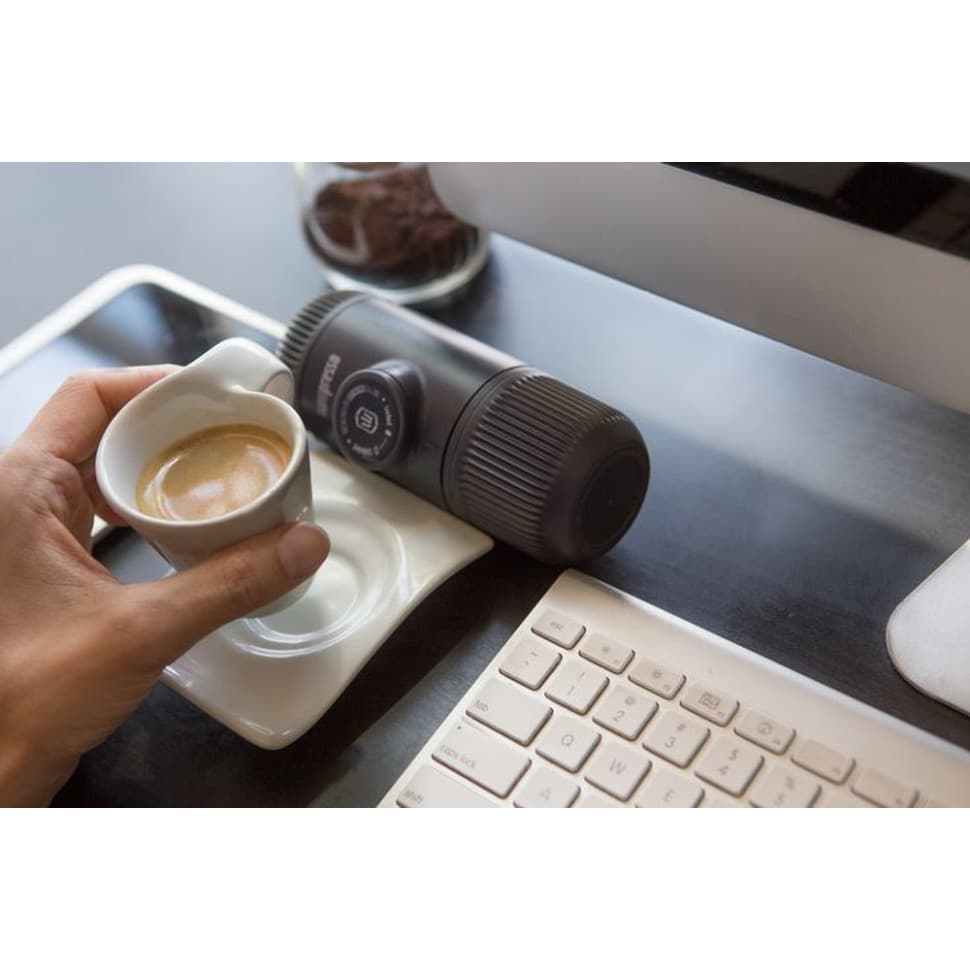 Портативная эспрессо-кофеварка Wacaco Nanopresso серая с чехлом, механическая, для молотого кофе — 9