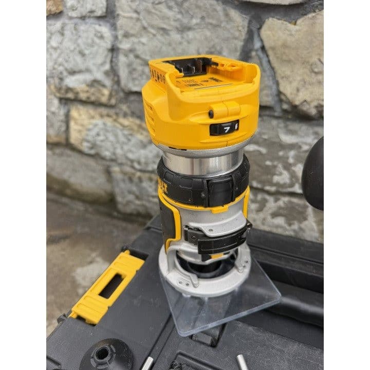 Фрезер акумуляторний безщітковий окантувальний DeWALT DCW600N 18 В, 6–8 мм, без АКБ і ЗП — фото 5