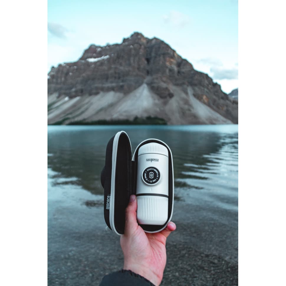 Портативна еспресо-кавоварка Wacaco Nanopresso біла з чохлом, механічна, для меленої кави — 3
