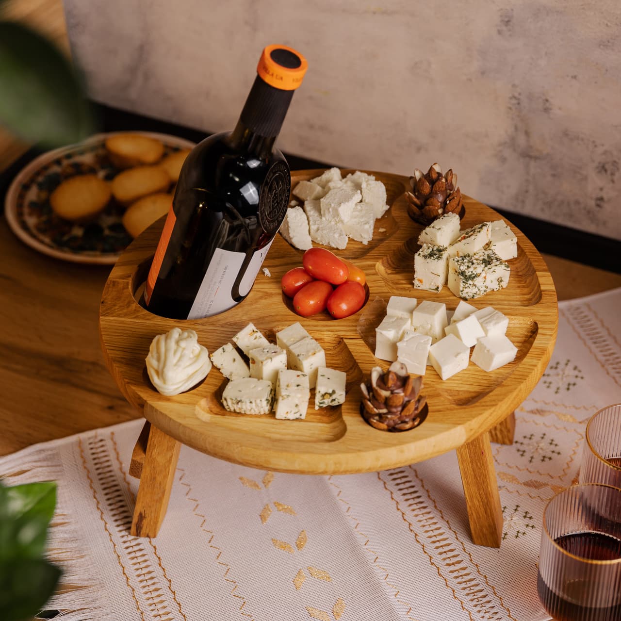 Винный столик-менажница из дерева 35*35*18 см круглый на ножках дуб BWR350180 — 9
