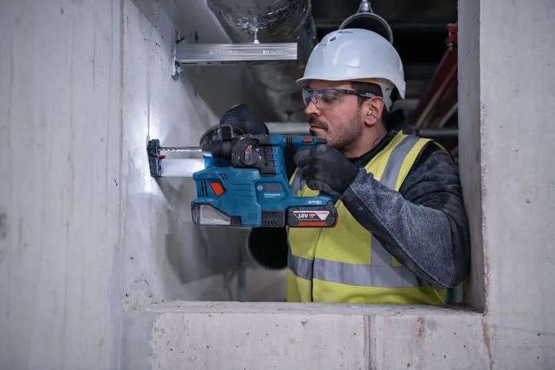 Набір акумуляторних інструментів Bosch 18V: GSR 185-LI, GWS 18V-8, GBH 18V-22, 3×4 А·год — 5